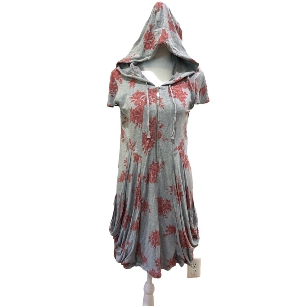 Chelsea & Theodore hooded, flutter sleeve dress with large pouch pockets. Size S